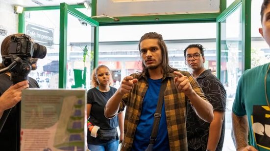 O curta-metragem santista “Novo Atendimento”, dirigido e estrelado por Tales Ordakji, foi selecionado para a competição oficial do 17º FESTin, em Lisboa, Portugal. A produção de 12 minutos já conquistou sete prêmios em cinco países - Imagem: Divulgação