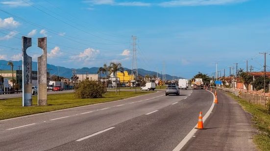 Obras no km 315 da Rodovia Padre Manoel da Nóbrega, em Itanhaém, exigem a interdição temporária do retorno a partir deste sábado (3) - Imagem: Divulgação/CNL