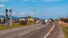 Obras no km 315 da Rodovia Padre Manoel da Nóbrega, em Itanhaém, exigem a interdição temporária do retorno a partir deste sábado (3) - Imagem: Divulgação/CNL