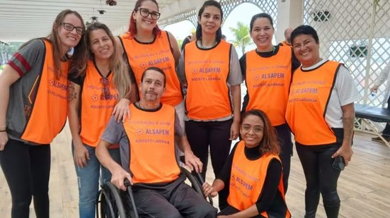 Campanha Agosto Laranja promove atividades gratuitas em Praia Grande, Santos, Guarujá e Cubatão para ampliar a conscientização sobre a esclerose múltipla e incentivar o diagnóstico precoce - Imagem: Divulgação