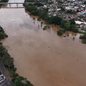 Homem de aproximadamente 70 anos foi localizado com vida cerca de 8 quilômetros rio abaixo após embarcação virar durante temporal em Eldorado. A vítima utilizava colete salva-vidas no momento do resgate - Imagem: Luiz Momisso