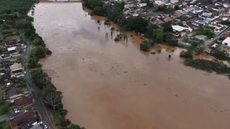 Homem de aproximadamente 70 anos foi localizado com vida cerca de 8 quilômetros rio abaixo após embarcação virar durante temporal em Eldorado. A vítima utilizava colete salva-vidas no momento do resgate - Imagem: Luiz Momisso