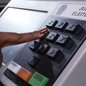 Mais de 4,3 mil urnas eletrônicas começaram a ser preparadas e lacradas para as eleições de 2026 na Baixada Santista - Imagem: Reprodução/TV Globo