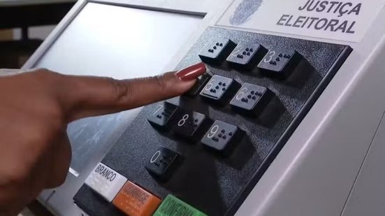 Mais de 4,3 mil urnas eletrônicas começaram a ser preparadas e lacradas para as eleições de 2026 na Baixada Santista - Imagem: Reprodução/TV Globo