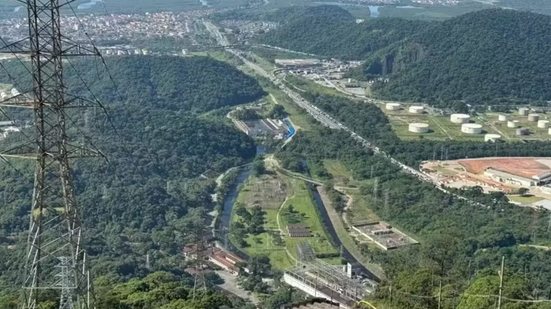 A EMAE iniciou a abertura gradual dos dutos da Usina Henry Borden, em Cubatão, na terça-feira (27), após as chuvas elevarem o volume dos reservatórios - Imagem: Vanessa Rodrigues/A Tribuna Jornal