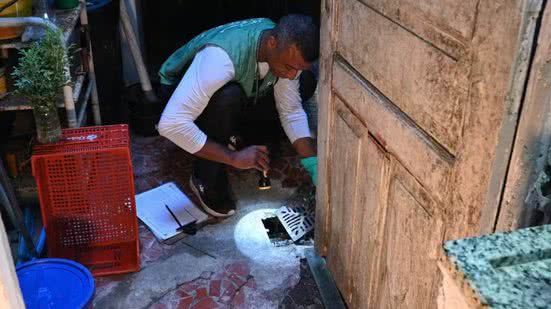 Agentes realizam vistoria em imóveis de Santos durante ação para identificar focos do mosquito Aedes aegypti - Imagem: Henrique Teixeira
