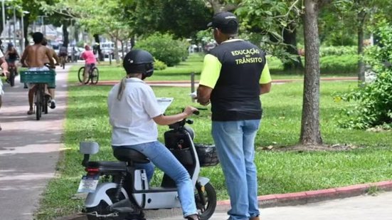 Projeto de lei apresentado pela Prefeitura de Santos busca ampliar a fiscalização de bicicletas elétricas, ciclomotores e veículos autopropelidos para reforçar a segurança no trânsito - Imagem: Prefeitura de Santos