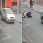Professora de 49 anos ficou ferida após ser atingida por um carro enquanto seguia de moto para o trabalho, em São Vicente (SP). Câmeras de monitoramento registraram a colisão e a fuga do motorista - Imagem: g1 Santos