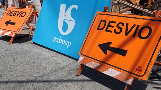 Obras de ampliação e modernização das redes de saneamento da Sabesp provocam interdições totais e parciais em vias de sete municípios da Baixada Santista entre os dias 19 e 25 de outubro - Imagem: Prefeitura de Praia Grande
