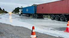 Resina de poliuretano ficou espalhada pela Rodovia Régis Bittencourt após sacolas com o produto caírem de um caminhão e provocarem a perda de controle de outros dois veículos em Barra do Turvo (SP) - Imagem: Polícia Rodoviária Federal