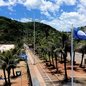 Agentes da Vigilância Sanitária realizam fiscalização em comércios da Praia do Tombo durante operação especial no feriado - Imagem: Prefeitura de Guarujá