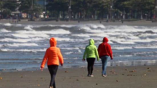Mar agitado e ondas de até 2 metros são esperados em Santos, com maré alta afetando a Baía e o estuário local - Foto: Alexsander Ferraz/AT