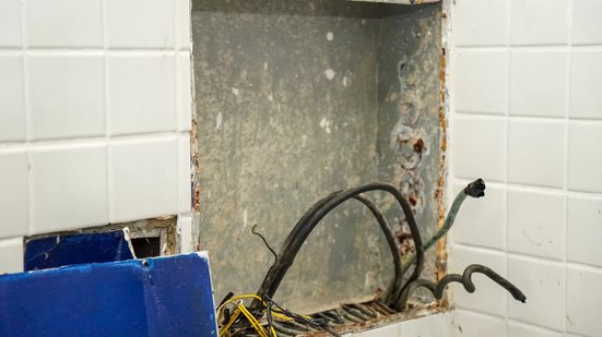 Escola municipal teve fiação furtada e estrutura elétrica danificada após invasão em Mongaguá - Imagem: Divulgação/Prefeitura de Mongaguá