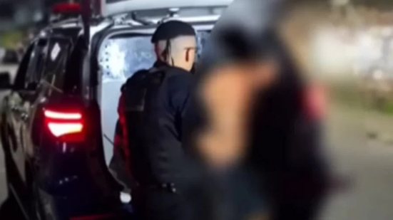 Suspeito foi detido após ser flagrado por câmeras ao invadir escola municipal em Santos para furtar fios de cobre - Imagem: Reprodução/Secretaria de Segurança de Santos