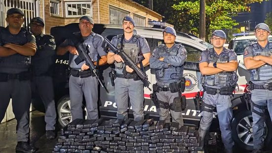 Policiais militares apreenderam 150,6 kg de maconha, distribuídos em 178 tabletes, durante abordagem na Rodovia Régis Bittencourt, em Cajati. - Imagem: Divulgação / 2ª Cia do 14º BPM/I