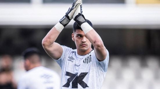 Na estreia do novo técnico, Santos empata com CRB em 1 a 1, com destaque para o goleiro Brazão, que evitou a derrota nos acréscimos. - Imagem: Instagram/ @SantosFc/ Raul Baretta