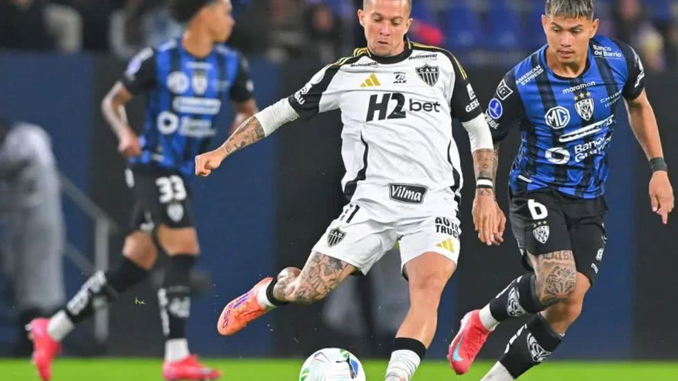 Bernard driblando o zagueiro - (Foto: Rodrigo BUENDIA / AFP)/ Reprodução/Lance