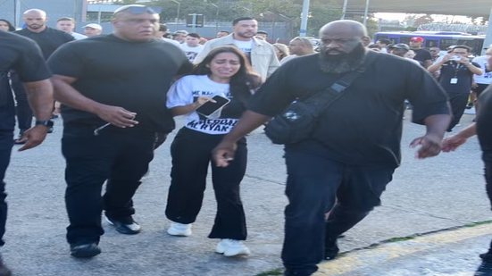 Giovana Roque, esposa de MC Ryan SP, deixa unidade prisional em São Paulo após decisão que manteve o cantor preso durante investigação conduzida pela Polícia Federal - Imagem: Edu Araujo/Agnews