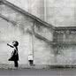 Girl with Balloon, grafite de Banksy. A esperança: quase ao alcance, quase perdida. - Imagem: Divulgação/ Amazon/ Great Art
