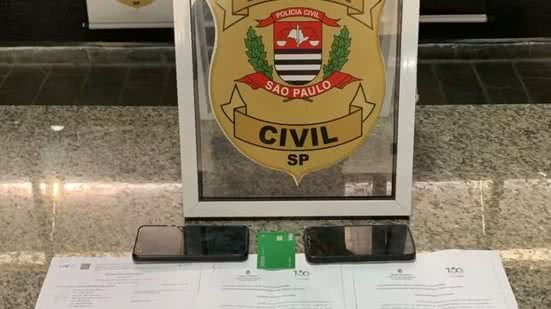 Homem de 29 anos foi preso durante operação policial em Guarujá, suspeito de integrar grupo especializado em fraudes financeiras - Foto: Polícia Civil/ Divulgação