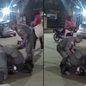 Um acidente de trânsito em Guarujá deixou um motociclista com fraturas na perna após colisão entre duas motos no bairro Vila Santa Rosa - Foto: Reprodução/ Redes sociais
