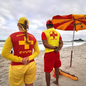 Guarda-vidas observa banhistas em praia de Guarujá