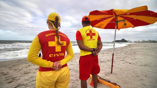 Prefeitura de Guarujá abriu processo seletivo simplificado para contratar 25 guarda-vidas temporários que até junho de 2027 - Imagem: Reprodução