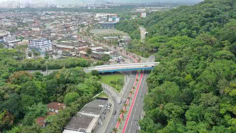 As faixas de pedestres, lombadas e ciclovias também foram modificadas - Imagem: Prefeitura de Guarujá