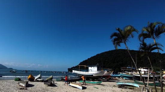 Praia do Perequê, em Guarujá, onde adolescente de 15 anos desapareceu após entrar no mar; corpo foi localizado no dia seguinte após buscas do GBMar. - Imagem: Arquivo/A Tribuna Jornal