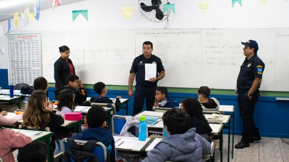 Guarujá realiza formaturas do programa antidrogas para alunos do ensino fundamental - Imagem: Reprodução/ PPDV Angelina Daige