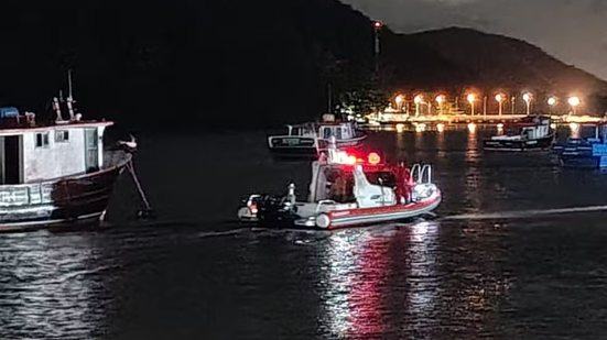 Equipes do Corpo de Bombeiros realizam buscas no canal de Bertioga após homem desaparecer ao saltar do píer de pesca. - Imagem: Gustavo Dutra