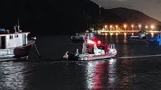 Equipes do Corpo de Bombeiros realizam buscas no canal de Bertioga após homem desaparecer ao saltar do píer de pesca. - Imagem: Gustavo Dutra
