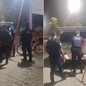 Homem foi contido por agentes da Guarda Civil Municipal após confusão na tenda de Carnaval, na orla de Santos - Imagem: Luiz Linna/TV Tribuna