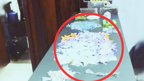 Policiais do 29º BPMI realizam prisão após denúncia sobre tráfico no bairro Jardim Umuarama, em Itanhaém - Foto: Divulgação/ 29º BPMI