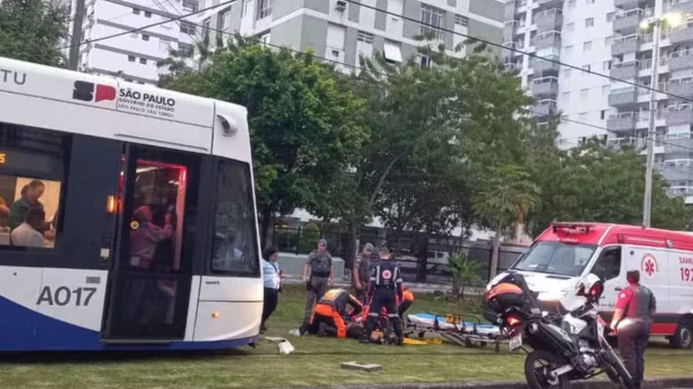 Um homem de 29 anos foi atingido por um VLT em Santos e levado à UPA após o acidente ocorrido no bairro José Menino - Foto: Rosalva Guedes/ g1