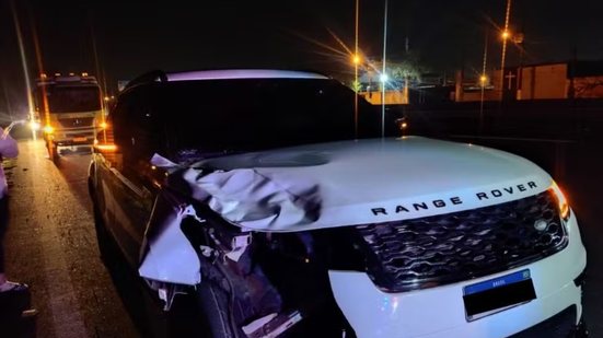O condutor da Range Rover permaneceu no local aguardando o resgate - Imagem: Artesp