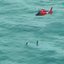 Para resgatá-lo, um mergulhador desceu com uma corda e conseguiu transportar o homem ao helicóptero - Imagem: Divulgação/ G1
