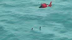 Para resgatá-lo, um mergulhador desceu com uma corda e conseguiu transportar o homem ao helicóptero - Imagem: Divulgação/ G1