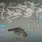 Homem procurado por tentativa de homicídio é preso com armas ilegais e drogas - Imagem: Divulgação/ Polícia Militar