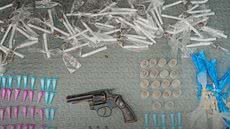 Homem procurado por tentativa de homicídio é preso com armas ilegais e drogas - Imagem: Divulgação/ Polícia Militar