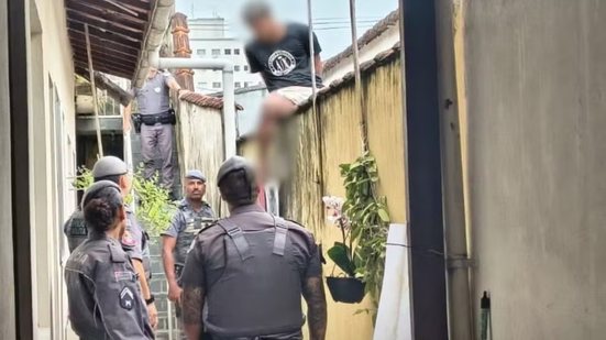 Polícia Militar prendeu dois suspeitos após o roubo e resgatou dois idosos e uma cuidadora que eram mantidos reféns em uma residência de Praia Grande - Imagem: Divulgação/Polícia Militar
