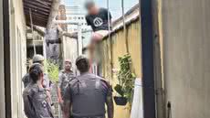 Polícia Militar prendeu dois suspeitos após o roubo e resgatou dois idosos e uma cuidadora que eram mantidos reféns em uma residência de Praia Grande - Imagem: Divulgação/Polícia Militar