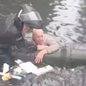 Um grupo de moradores se arrisca para salvar um idoso que caiu no Canal 3 durante forte chuva em Santos nesta quarta-feira - Foto: Reprodução/ Redes Sociais