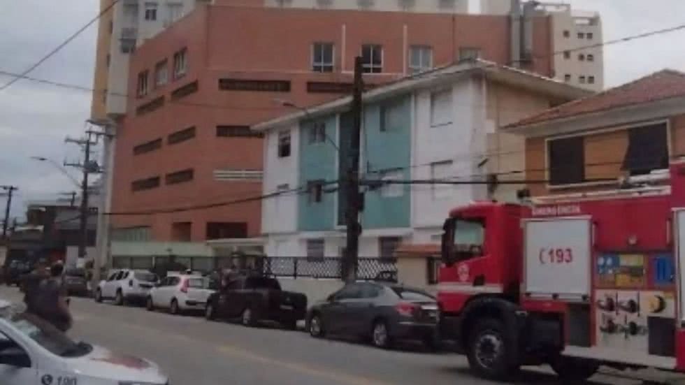 Corpo de Bombeiros prestou apoio à ocorrência ao forçar entrada na residência - Imagem: James Valencio/ A Tribuna