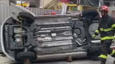 Idoso tomba veículo ao colidir com carro parado em Santos - Imagem: reprodução G1