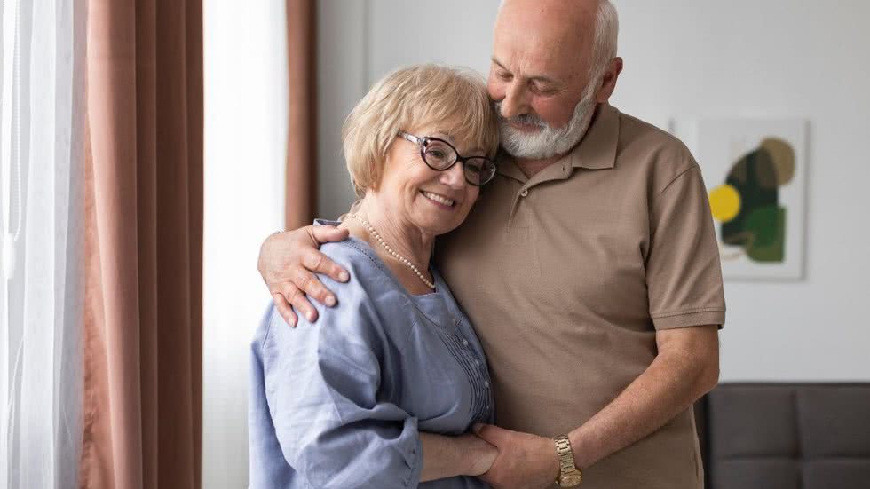 Campanha da AFNE busca ampliar adesão de idosos ao check-up anual - Imagem: Reprodução/Freepik