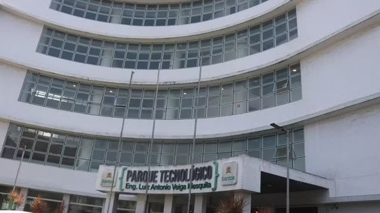 Espaço adaptado conta com salas de aula, laboratórios, biblioteca e áreas administrativas enquanto a sede definitiva do campus é planejada - Imagem: Divulgação/Prefeitura de Santos