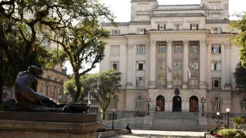 Iluminação especial em Santos faz alerta para doença rara - Imagem: reprodução Prefeitura de Santos