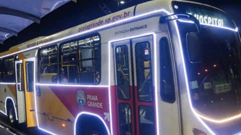 Iluminação natalina toma conta de ônibus do transporte municipal de Praia Grande; saiba mais - Imagem: reprodução Prefeitura de Praia Grande