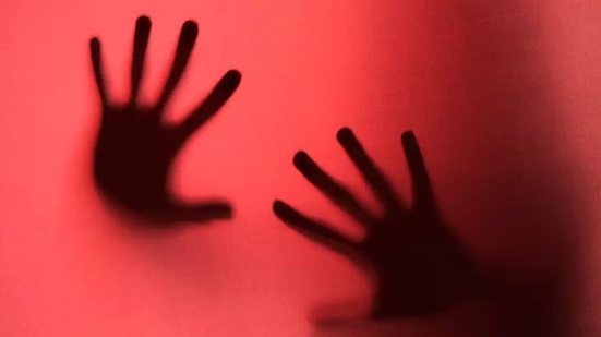 Sessão da Câmara Municipal de Santos aprova proposta que restringe contratação de condenados por crimes sexuais contra menores no serviço público - Imagem: Freepik